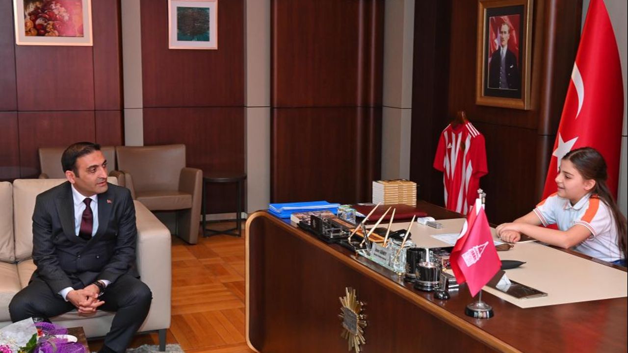 Beyoğlu Belediyesi’nin başkanlık koltuğuna küçük Elif oturdu