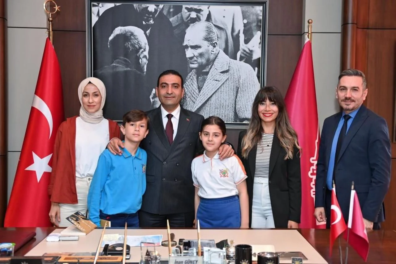 Beyoğlu Belediyesi’nin başkanlık koltuğuna küçük Elif oturdu - 1. Resim