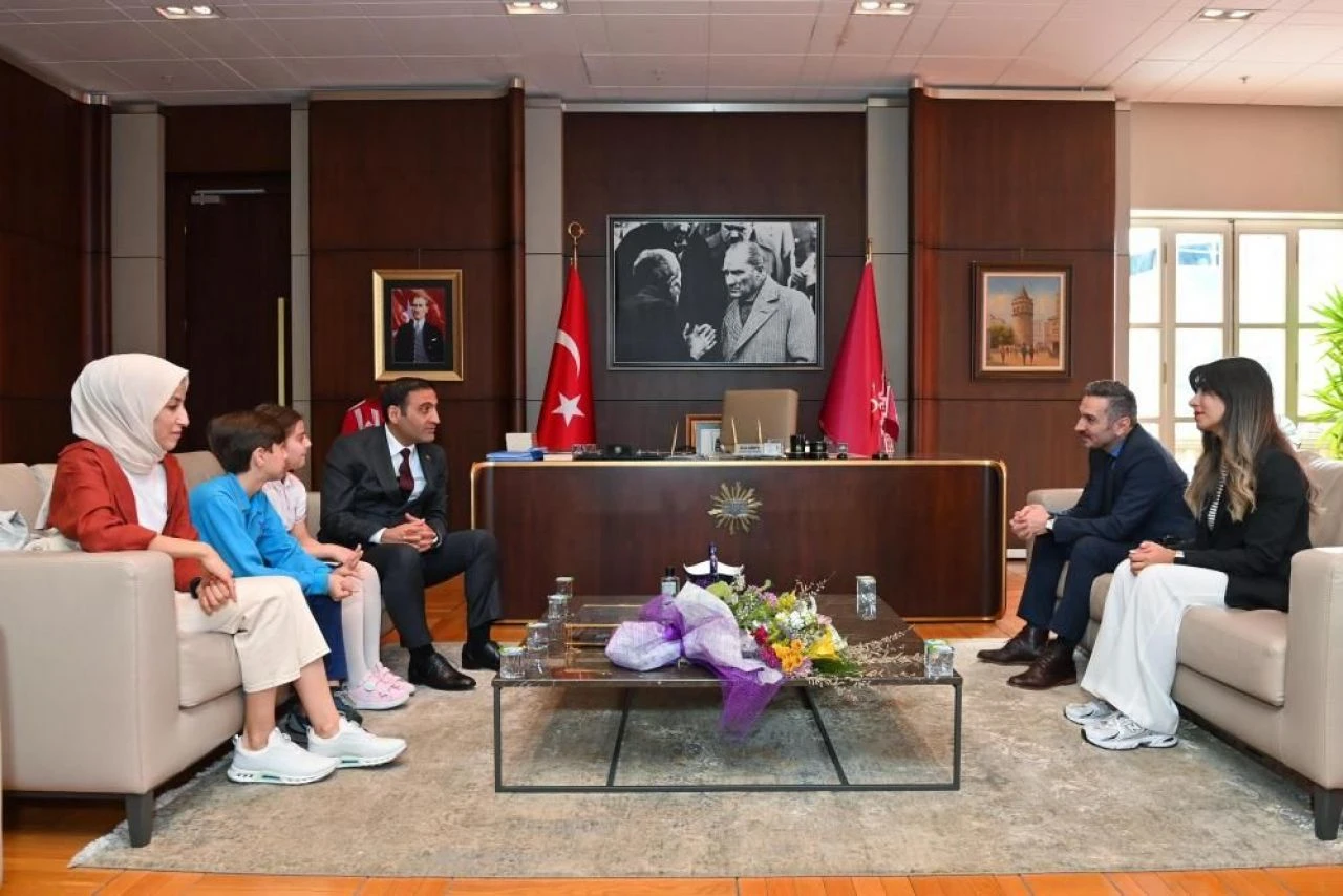 Beyoğlu Belediyesi’nin başkanlık koltuğuna küçük Elif oturdu - 2. Resim