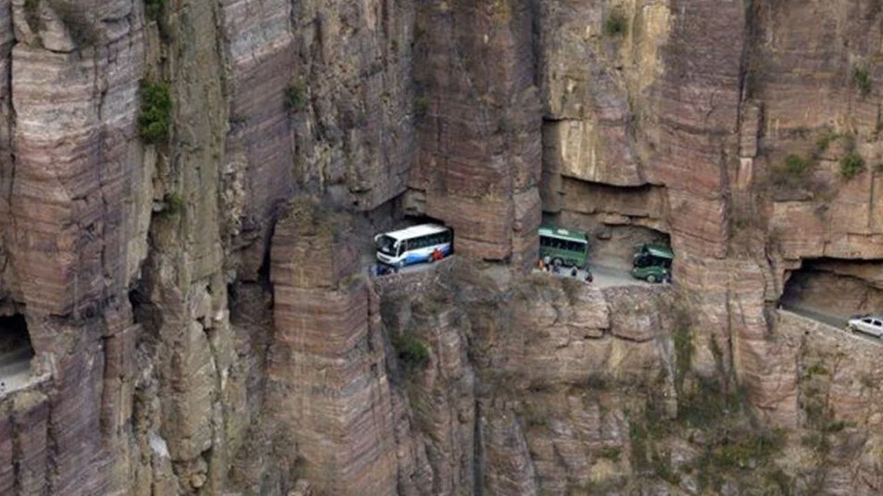 Dünyanın en tehlikeli yollarından biri! Yapımı tam 132 yıl sürdü... Turistler Erzincan&#039;a akın ediyor