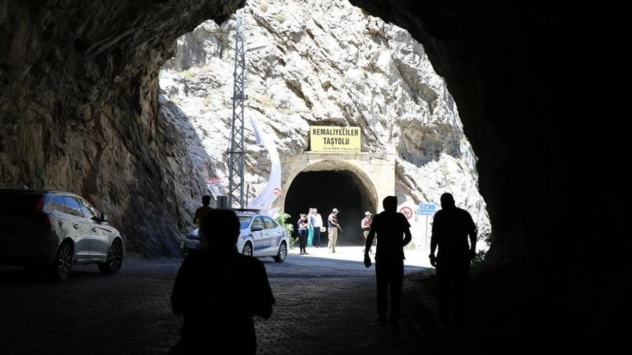 Dünyanın en tehlikeli yollarından biri! Yapımı tam 132 yıl sürdü... Turistler Erzincan'a akın ediyor