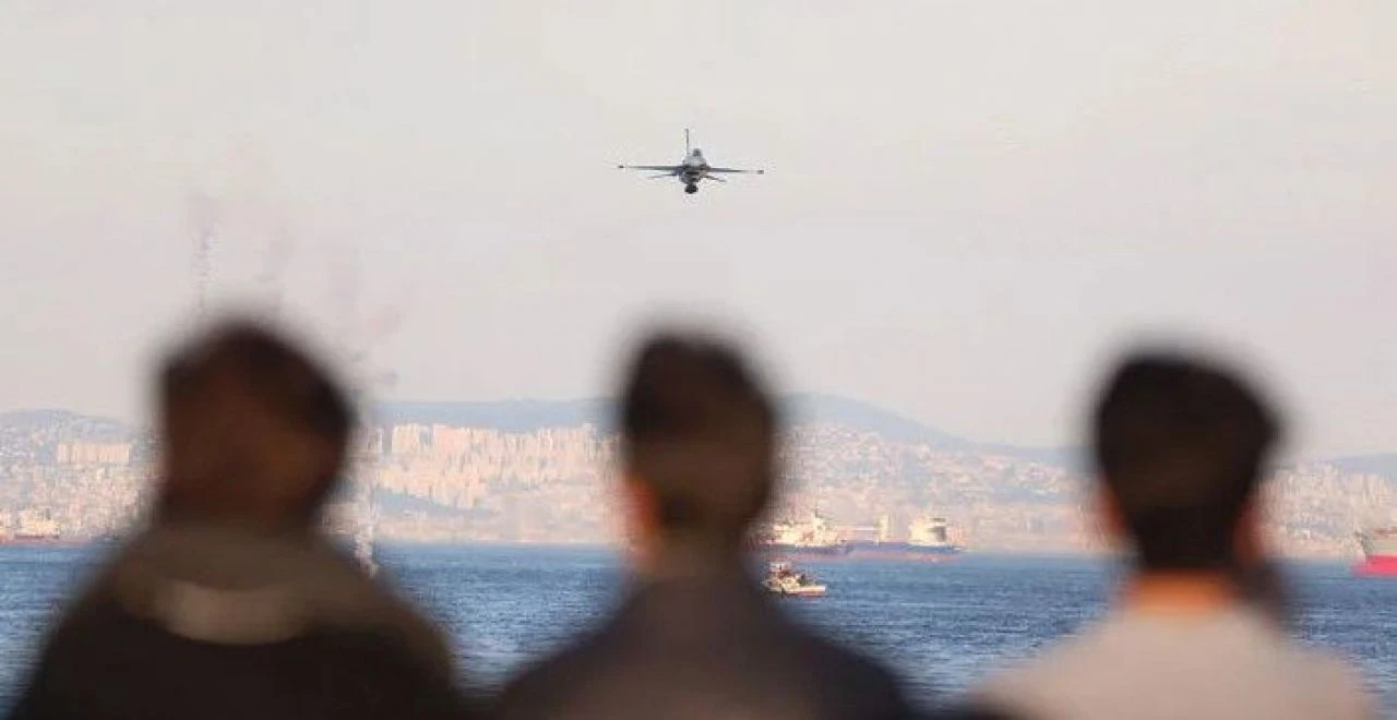 Düzce'de SOLOTÜRK savaş uçakları prova nedeniyle uçuyor - 1. Resim