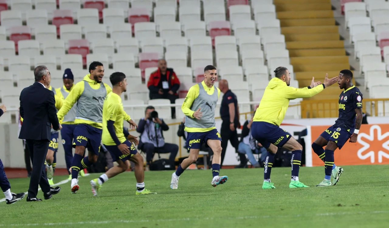 Fenerbahçe şampiyonluk yolunda Sivasspor engeline takıldı
