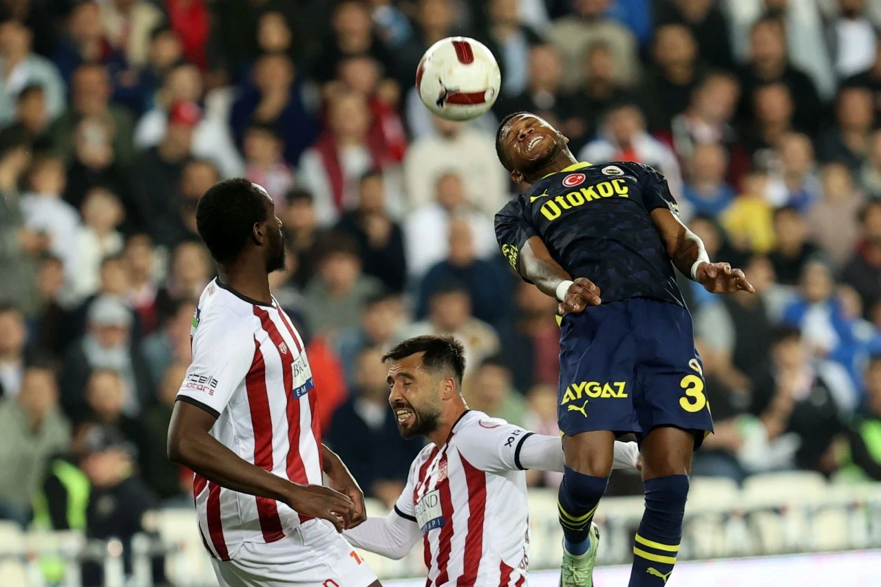 Fenerbahçe şampiyonluk yolunda Sivasspor engeline takıldı