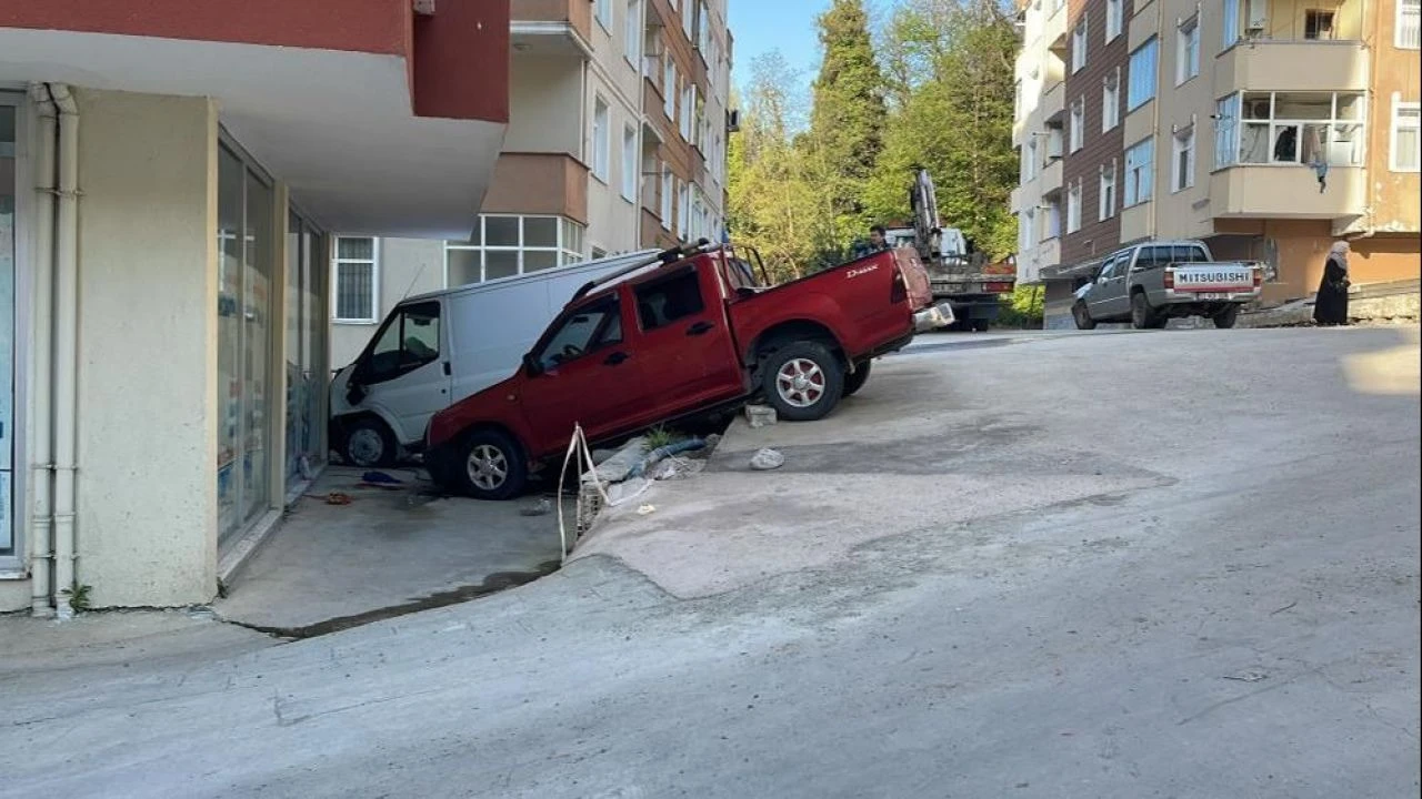 Freni patlayan hafif ticari araç ortalığı birbirine kattı: 2 yaralı - 1. Resim