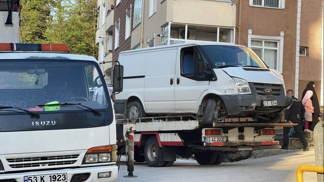 Freni patlayan hafif ticari araç ortalığı birbirine kattı: 2 yaralı - 2. Resim