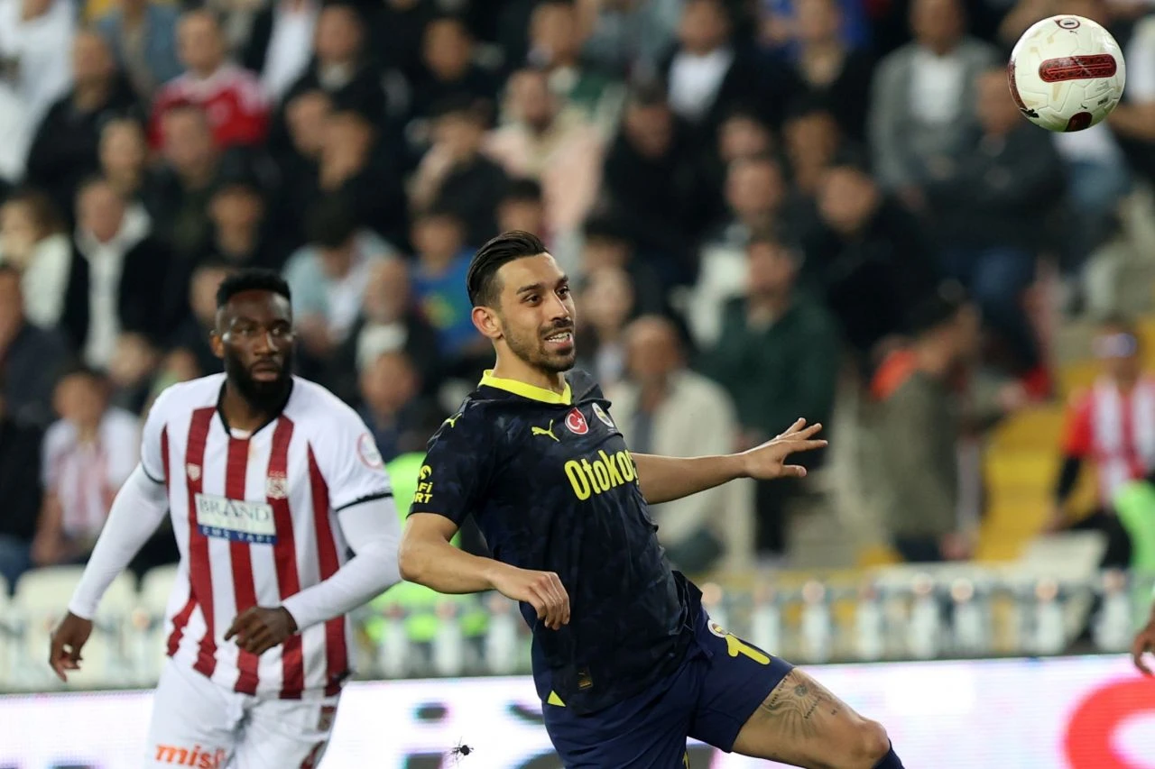 İrfan Can Kahveci'den hakeme tepki: Futbolu biraz bilmek lazım