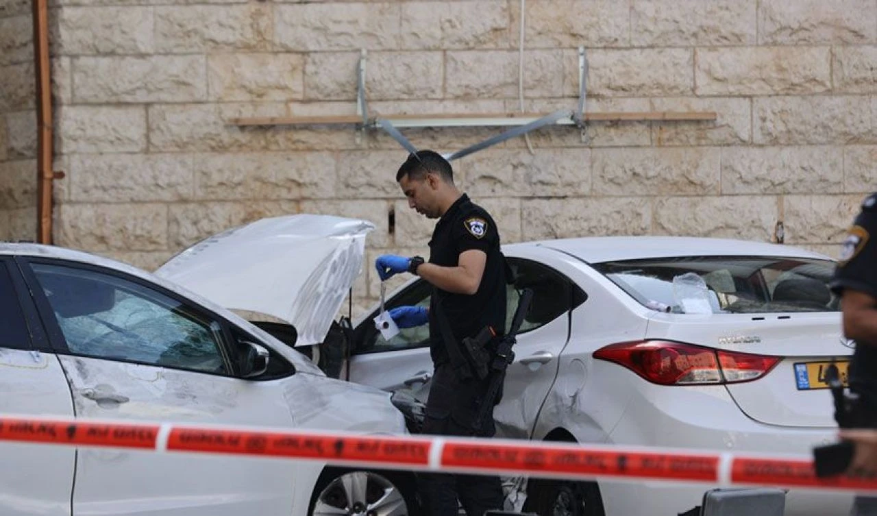 Kudüs'te araç kalabalığın arasına daldı yayaları ezdi!