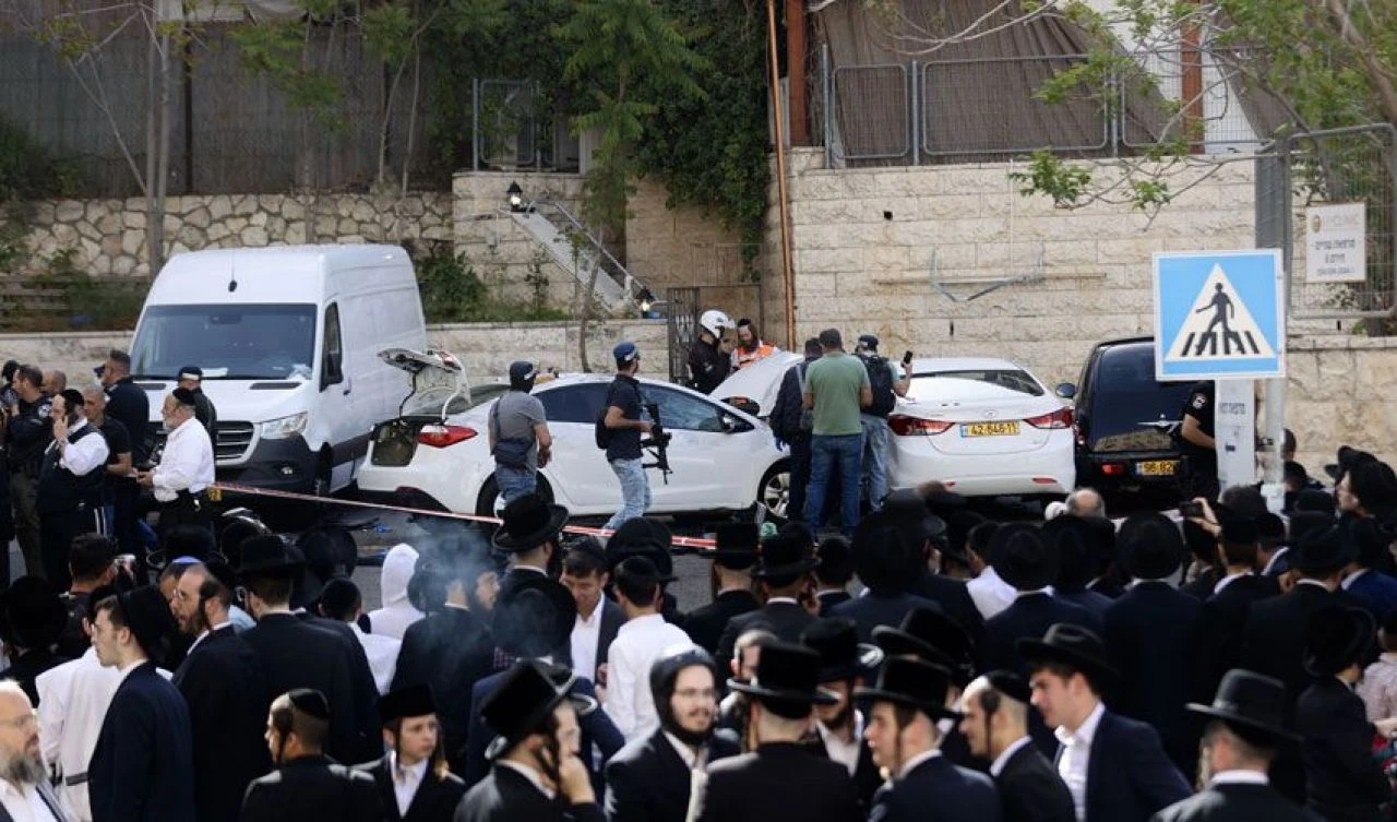 Kudüs'te araç kalabalığın arasına daldı yayaları ezdi!