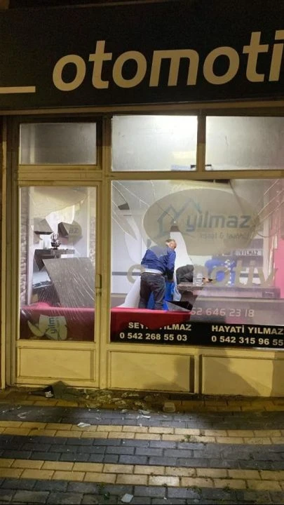 Oto galerinin camlarının kırılıp 2 aracın yakılmasıyla ilgili 10 kişi yakalandı - 3. Resim