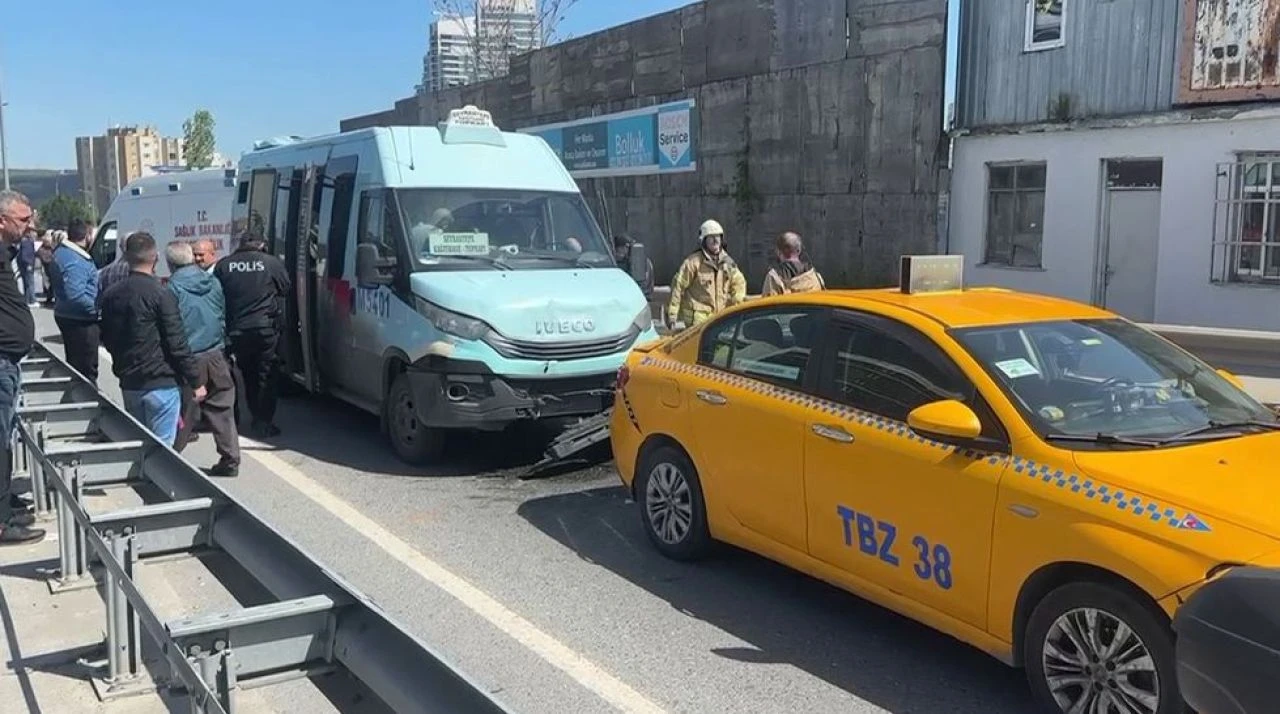 Son dakika! Sarıyer'de minibüs taksiye çarptı: Yaralılar var - 1. Resim