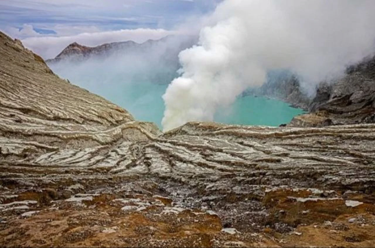 Aktif volkana düştü! Turisti yakan fotoğraf çektirme sevdası oldu - 4. Resim