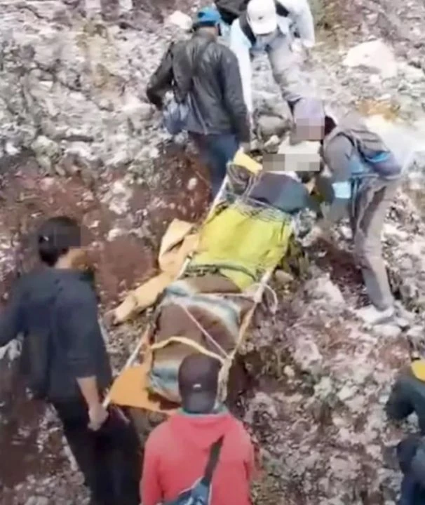 Aktif volkana düştü! Turisti yakan fotoğraf çektirme sevdası oldu - 1. Resim