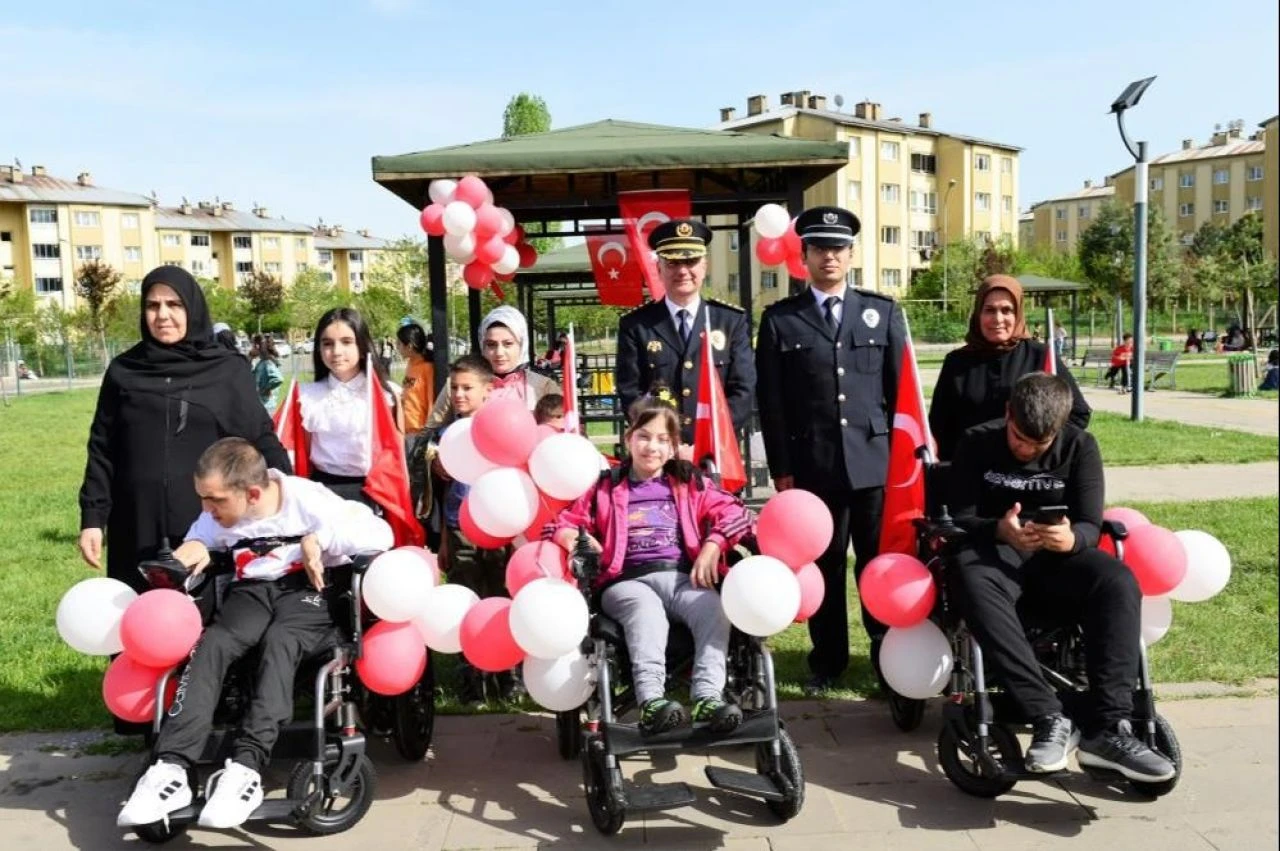 Bingöl Emniyet Müdürlüğü’nden özel çocuklara anlamlı hediye - 1. Resim