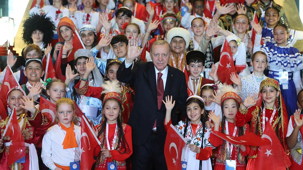 Cumhurbaşkanı Erdoğan, Beştepe&#039;de çocukları kabul etti