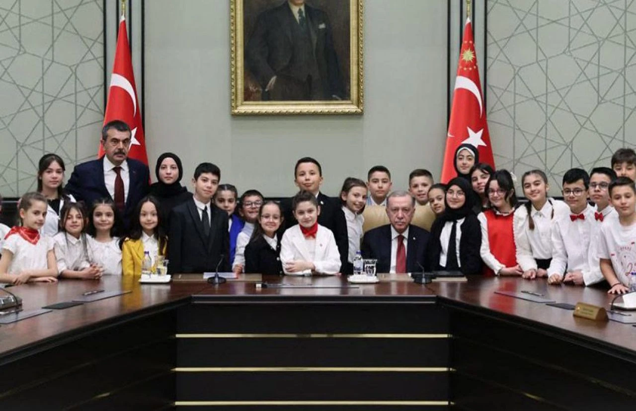 Cumhurbaşkanı Erdoğan'dan gözyaşlarıyla şiir okuyan çocuğa dikkat çeken sözler