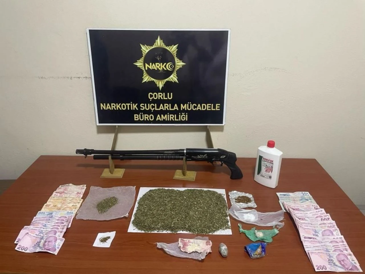 Oyuncak ayıdan çıkanlar polisleri şaşkına çevirdi: 14 gözaltı - 1. Resim