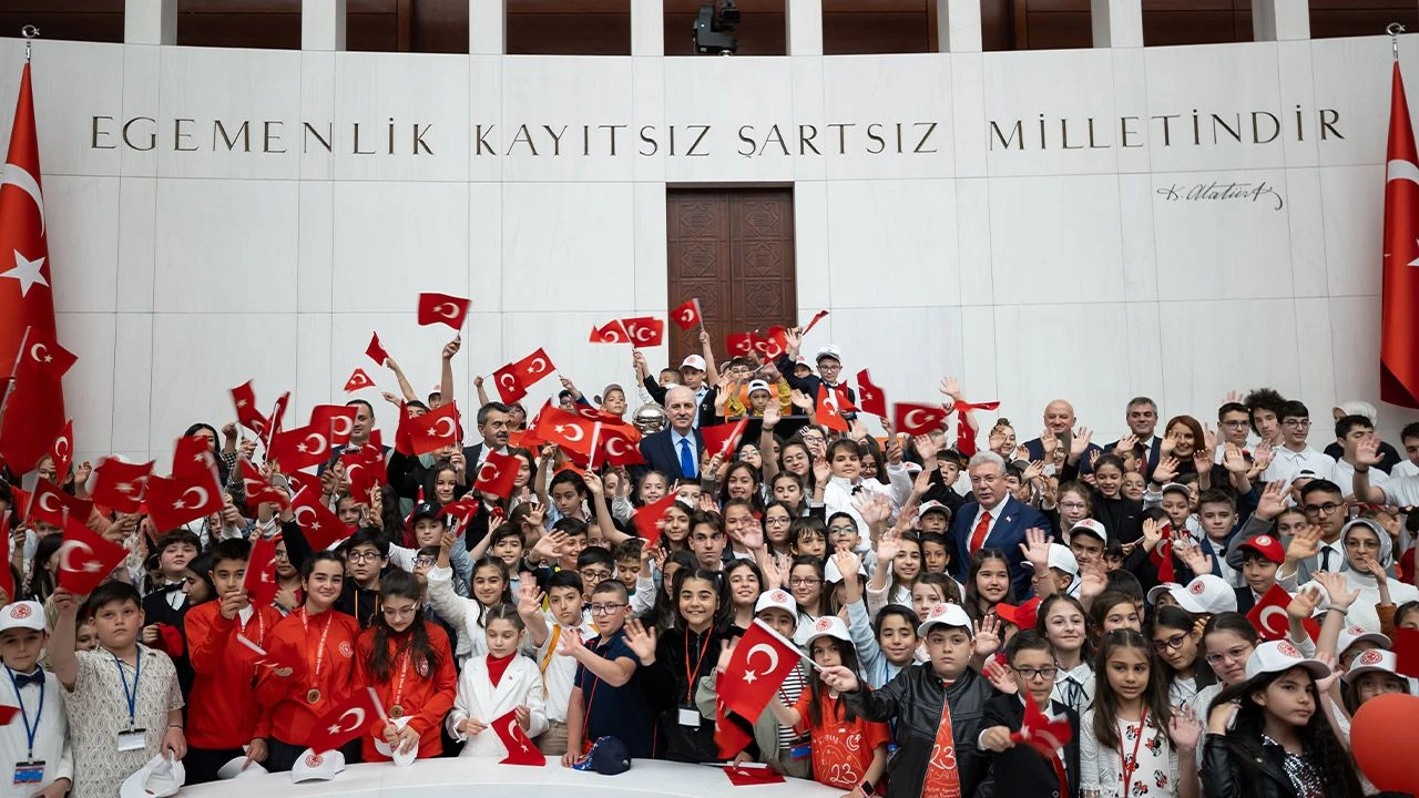 TBMM'de çocuk özel oturumu... Kurtulmuş koltuğunu 12 yaşındaki Aysima'ya devretti 