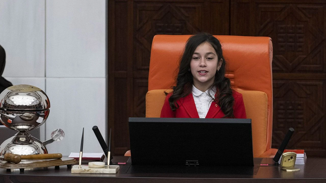 TBMM'de çocuk özel oturumu... Kurtulmuş koltuğunu 12 yaşındaki Aysima'ya devretti 
