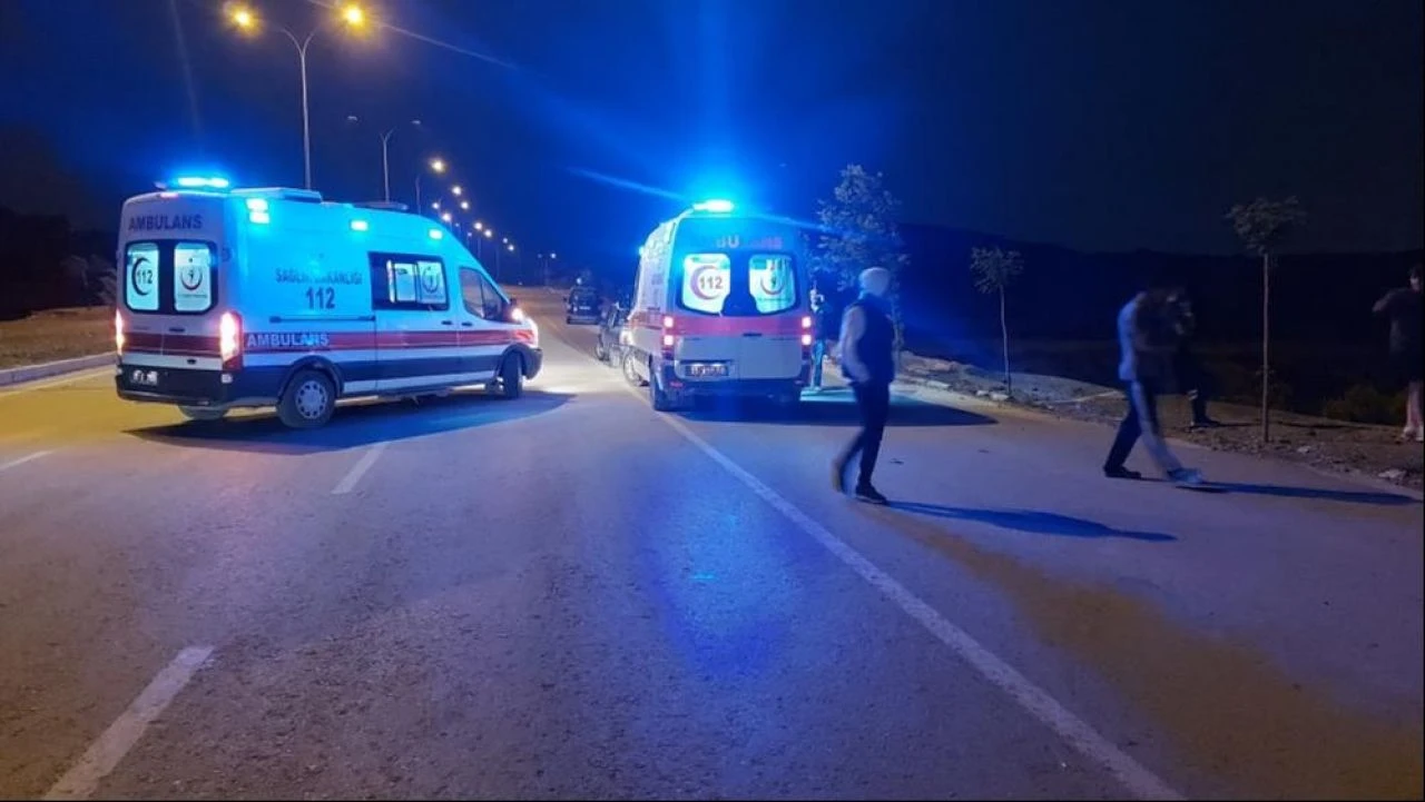 Virajı alamayan otomobil istinat duvarından uçtu: 3 yaralı - 3. Resim