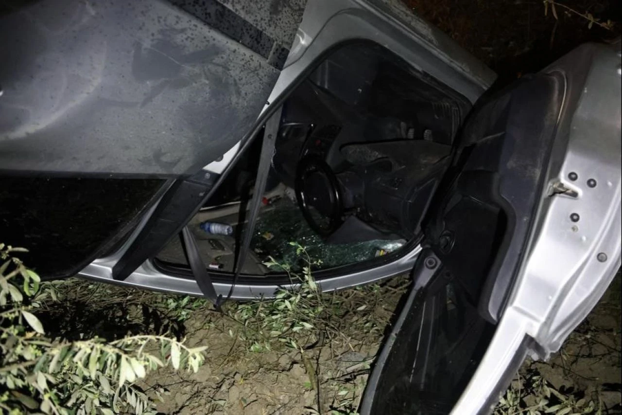 Virajı alamayan otomobil istinat duvarından uçtu: 3 yaralı - 2. Resim