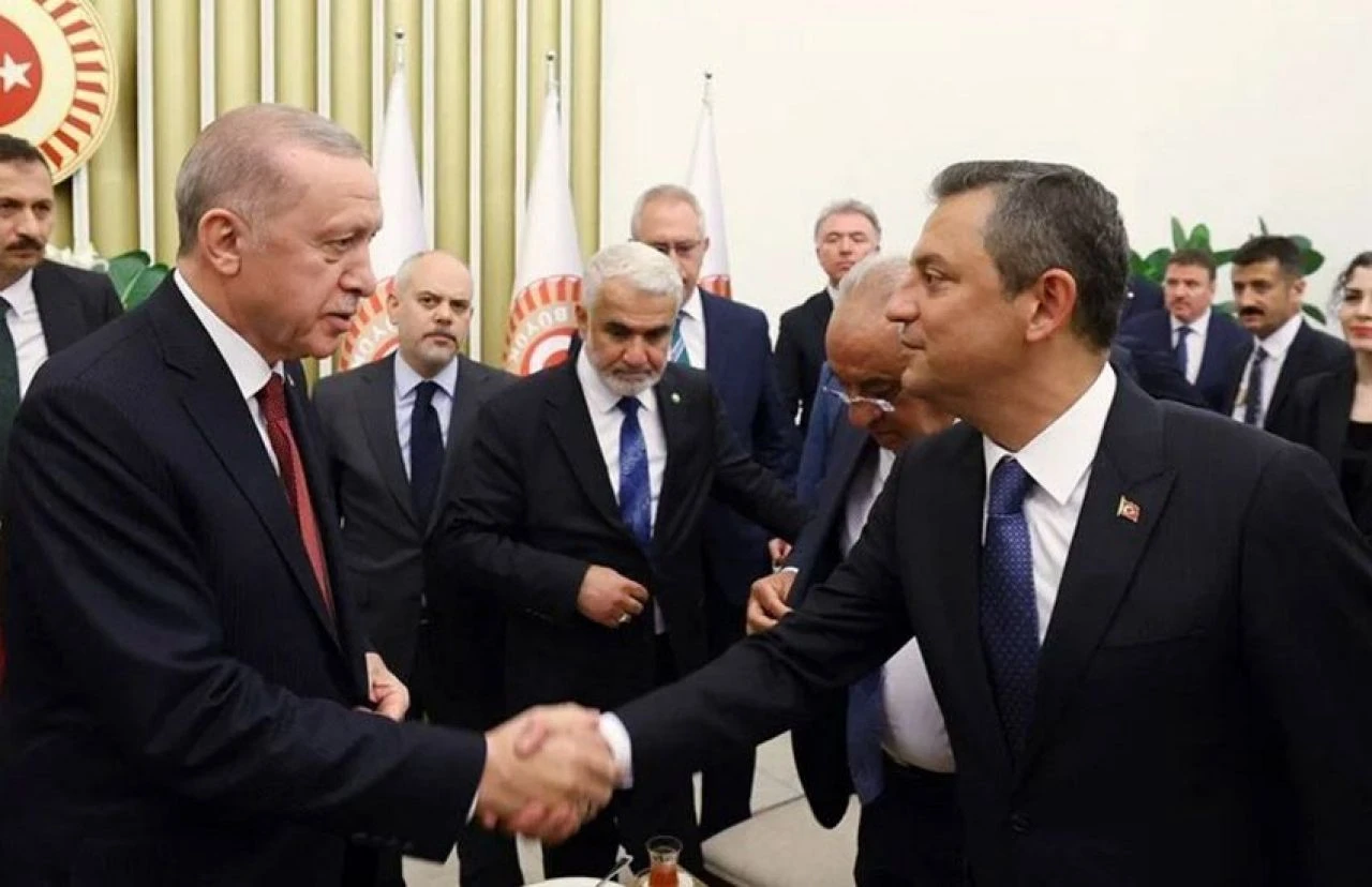 AK Parti'den yeni anayasa açıklaması: Siyasi partilerin kapısı çalınacak - 1. Resim