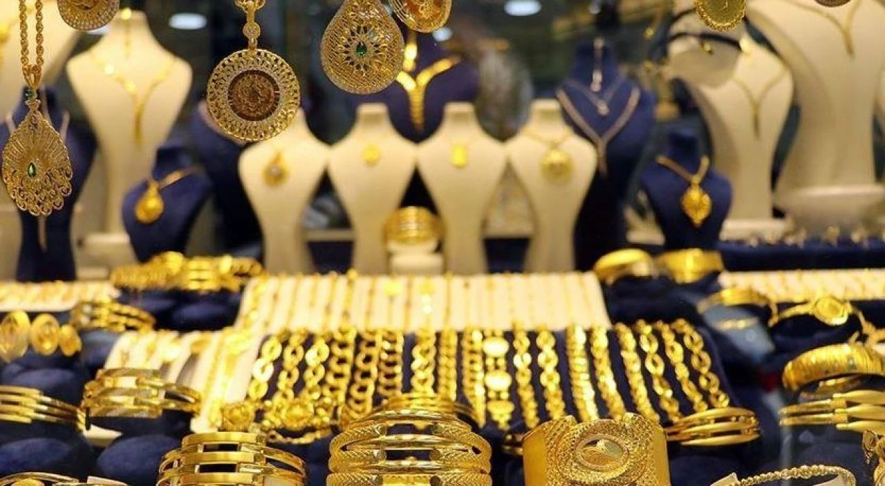 Altın bu defa ters köşe yaptı! Uzmanlar bile şaşkın; gram altın ve çeyrek altın alacaklar dikkat