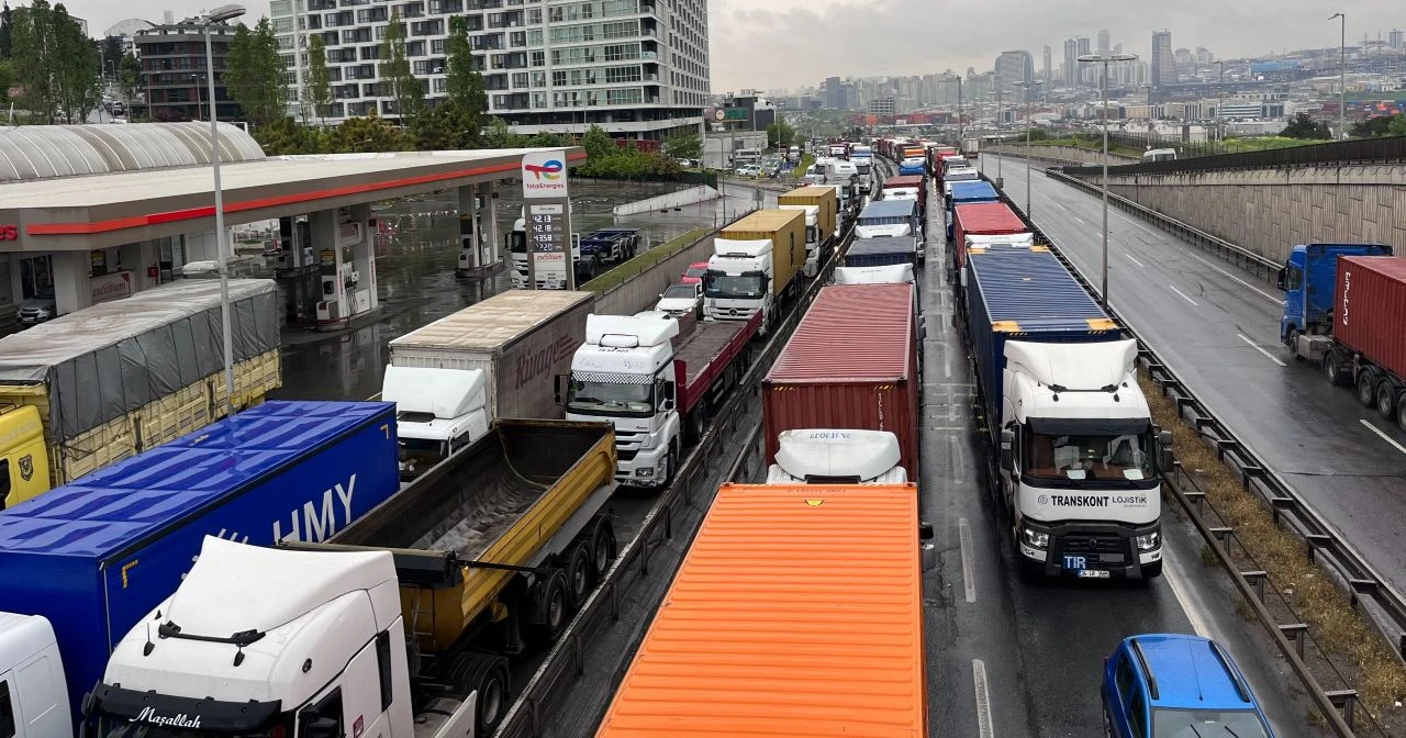 Ambarlı Liman Yolu’nda tır kuyruğu! Trafik durma noktasına geldi - 2. Resim