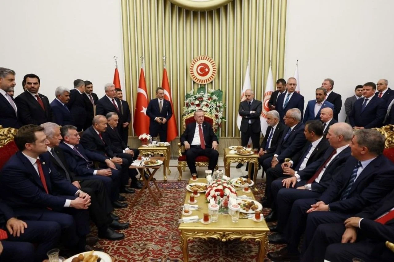 Ekonomik tedbirler TBMM'ye yansıdı! Menü sade, lüks araç yerine otobüs tercih edildi - 2. Resim