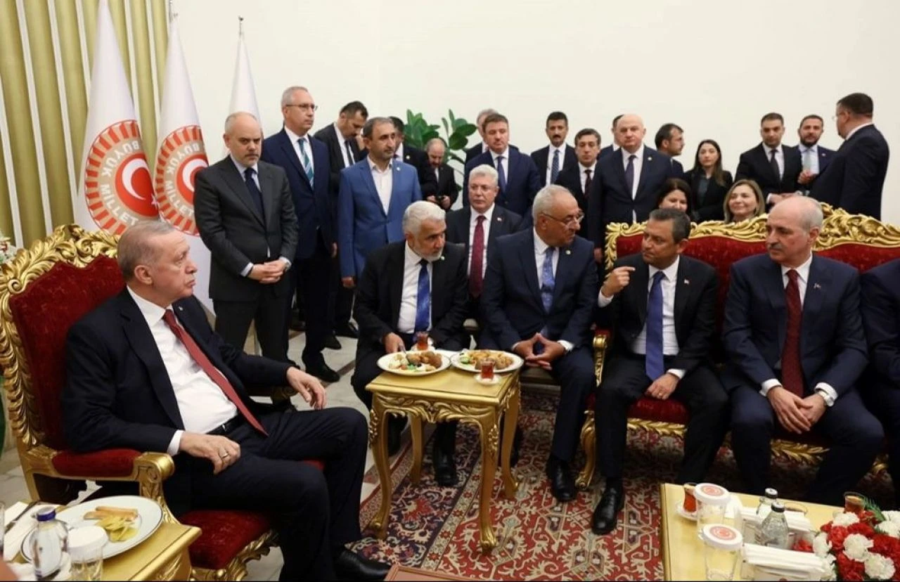 Ekonomik tedbirler TBMM'ye yansıdı! Menü sade, lüks araç yerine otobüs tercih edildi - 1. Resim