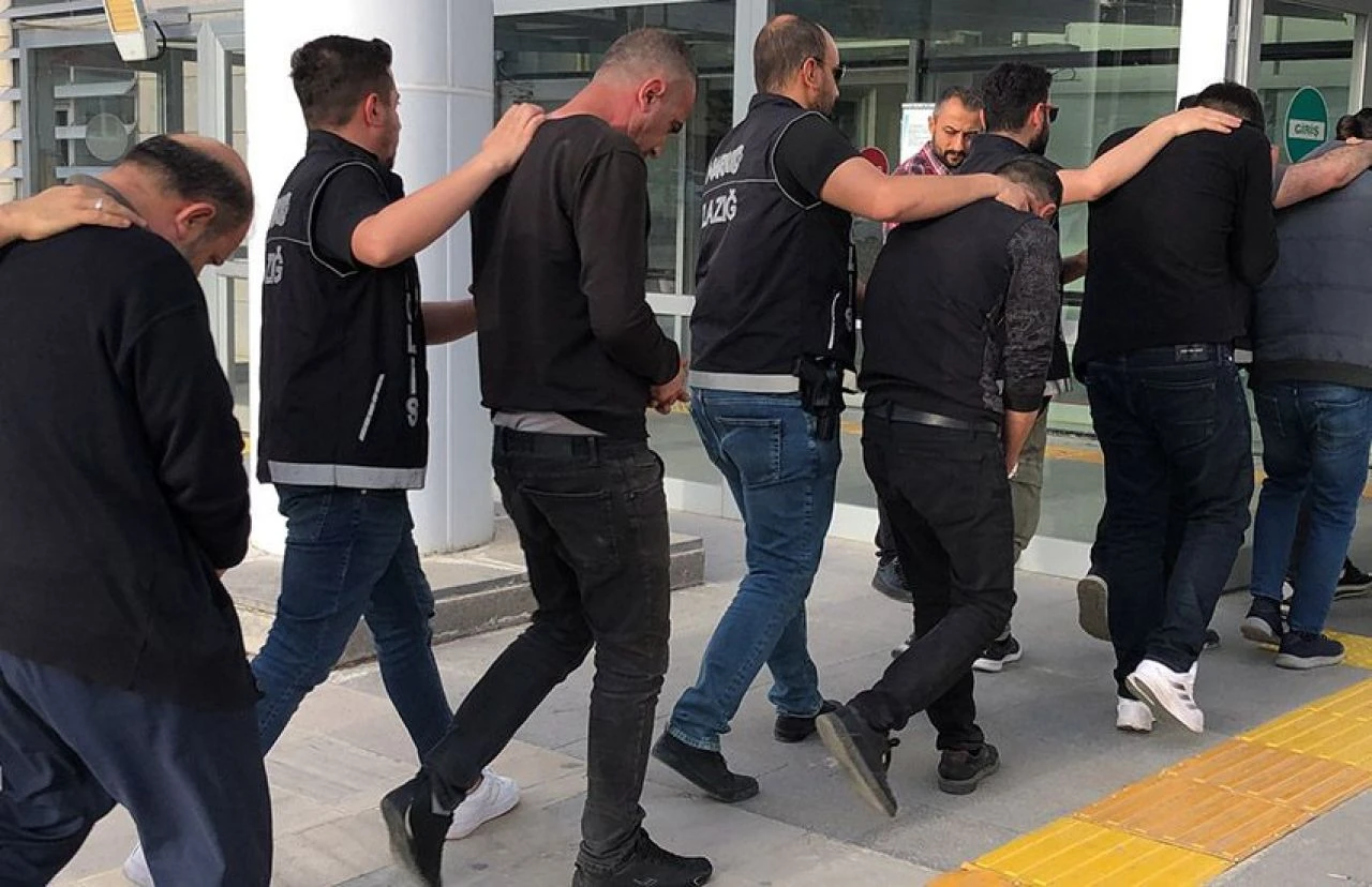 Elazığ’da sokak satıcılarına baskın: 13 gözaltı - 1. Resim