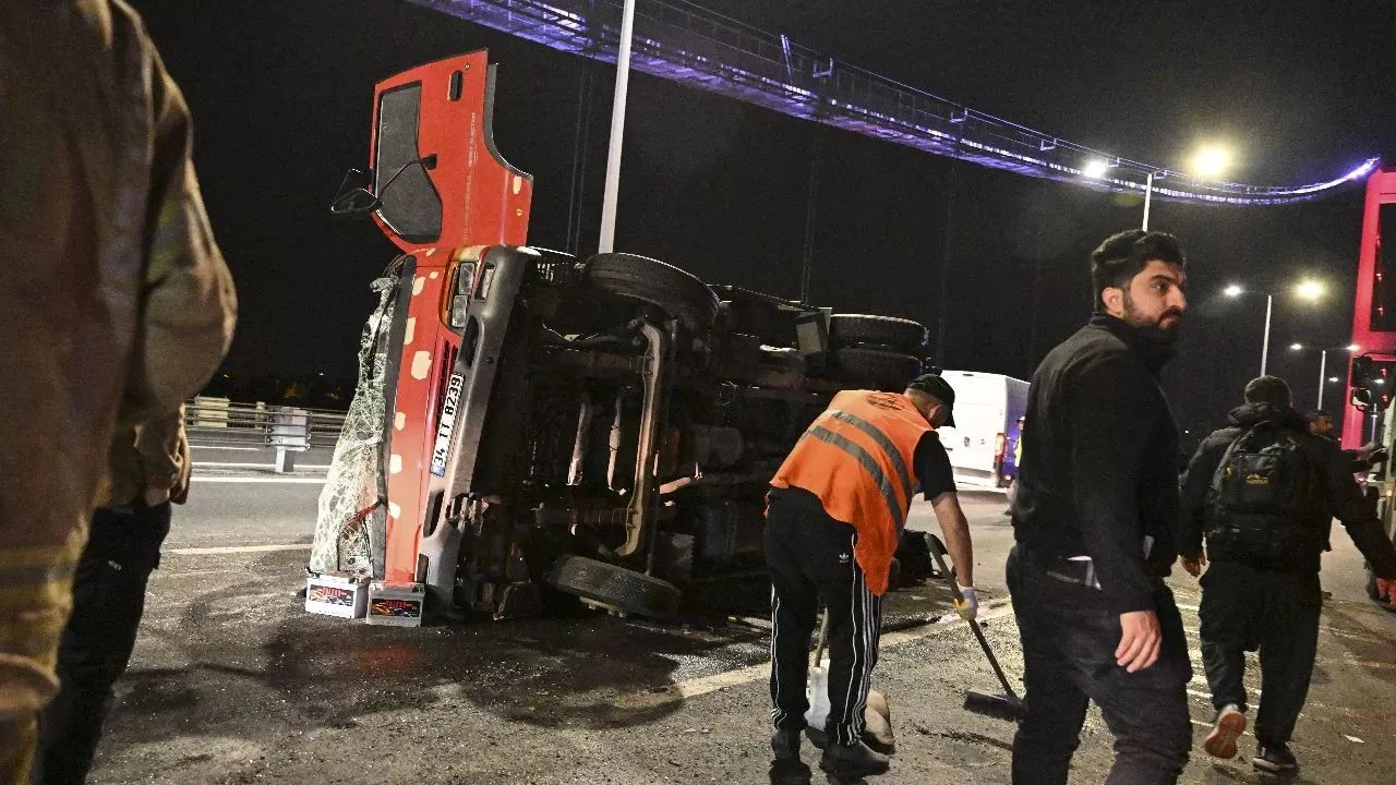 FSM Köprüsü'nde gece yarısı kaza! Kamyon ile otomobil çarpıştı  - 1. Resim