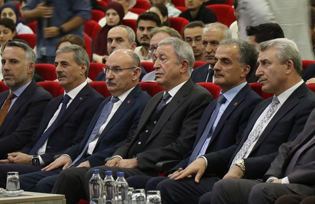 Hulusi Akar'dan 'savaş' sözleri: Bir tarafta nükleer silah diğer tarafta sapan var