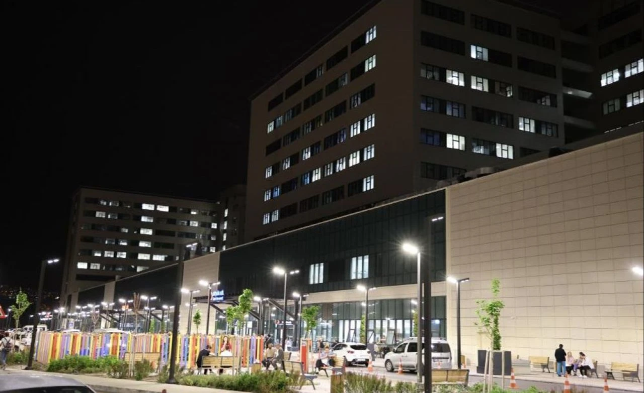 İzmir'de rehine krizi! Hastanenin 9. katına tüfekle çıktı  - 1. Resim