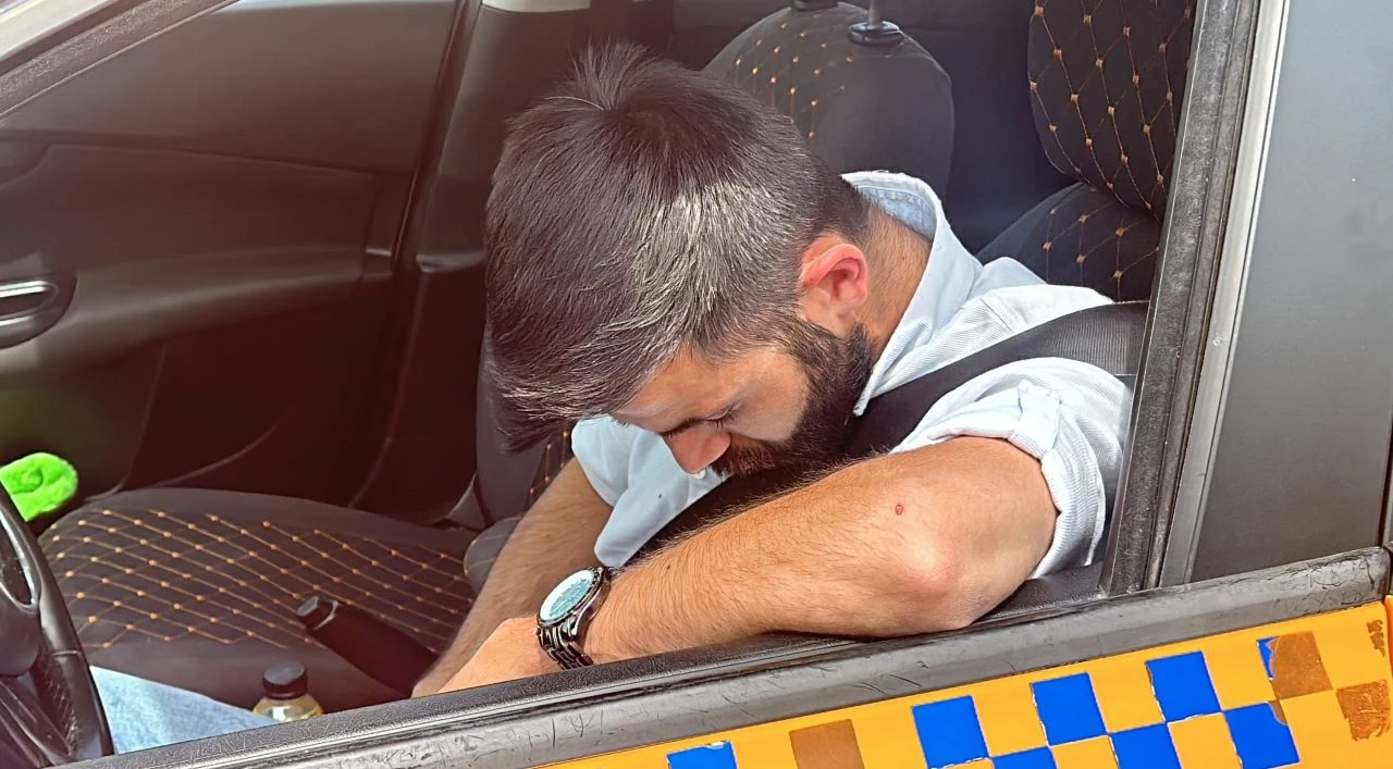 Kaza yapan taksici uykuya daldı! Uyanır uyanmaz kaçmaya çalıştı - 2. Resim