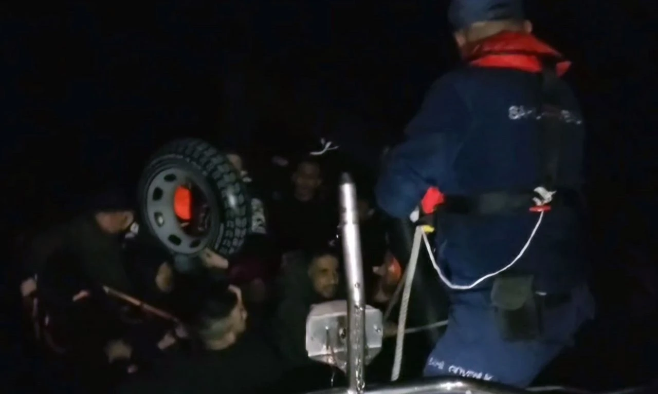 Motor arızası nedeniyle sürüklenen bottaki 29 kişi kurtarıldı