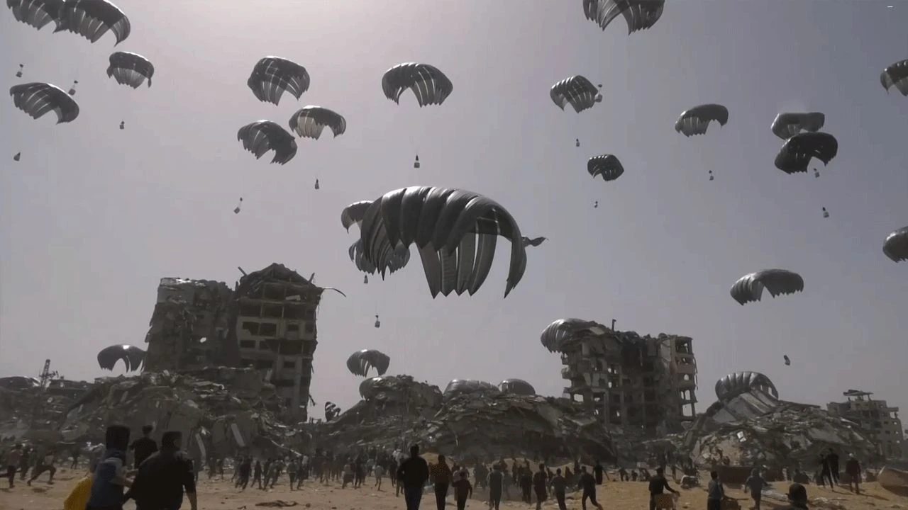 Ölüm ve açlığa mahkum Gazze'de insanlık dışı görüntüler... Yardım kolileri için birbirlerini ezdiler - 2. Resim