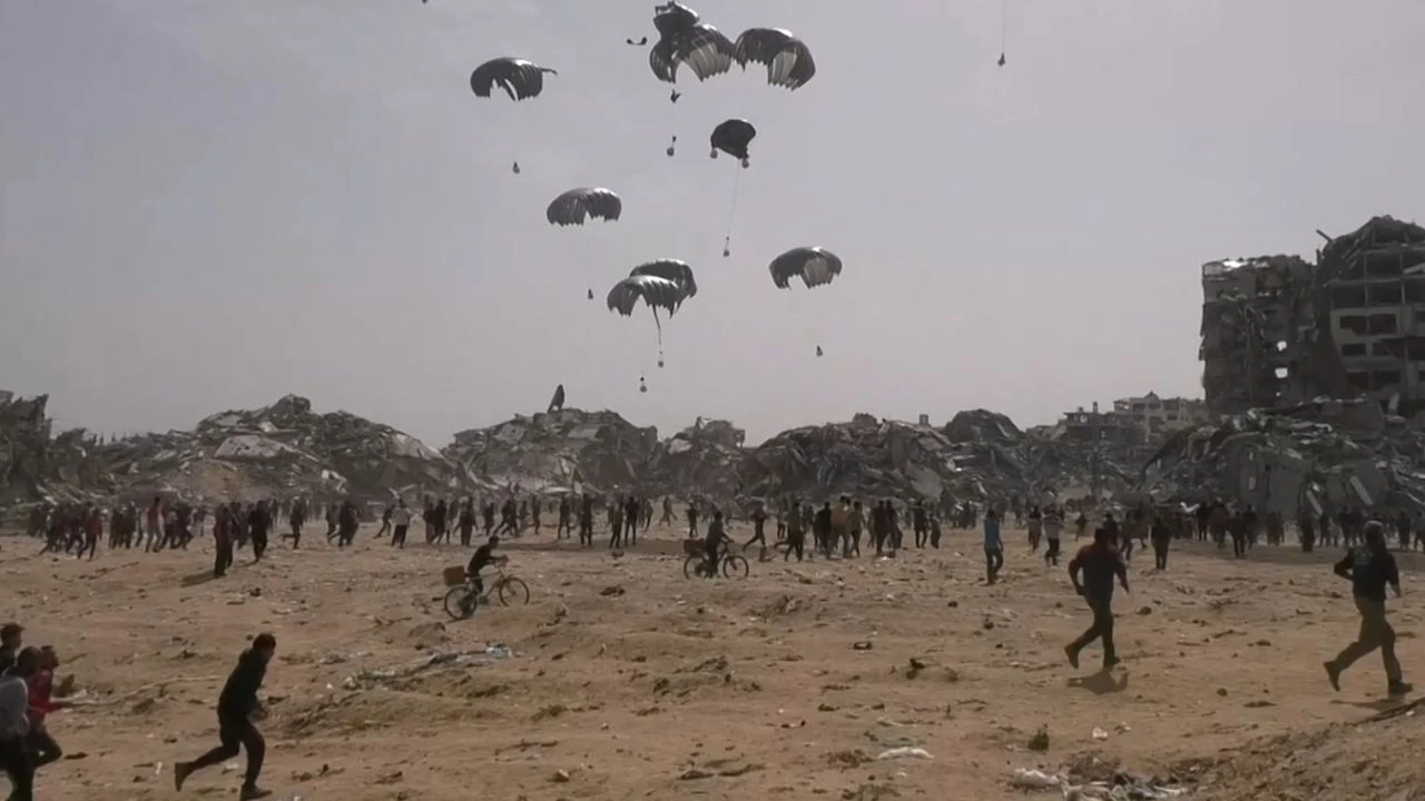Ölüm ve açlığa mahkum Gazze'de insanlık dışı görüntüler... Yardım kolileri için birbirlerini ezdiler - 1. Resim