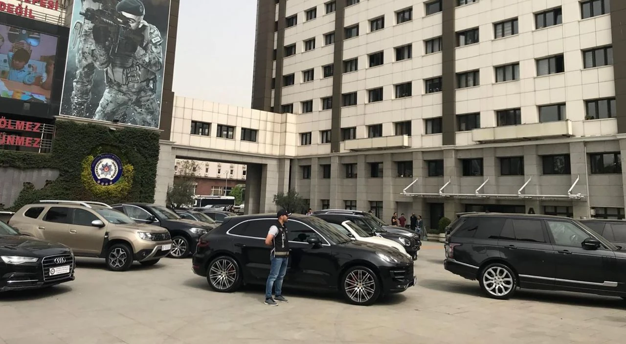 Piyasa değeri tam 60 milyon TL! İnterpol'de 'çalıntı' kaydı olan 14 lüks araca el konuldu - 1. Resim