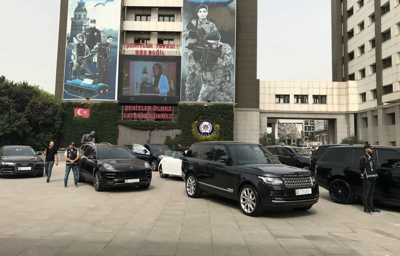 Piyasa değeri tam 60 milyon TL! İnterpol'de 'çalıntı' kaydı olan 14 lüks araca el konuldu - 2. Resim