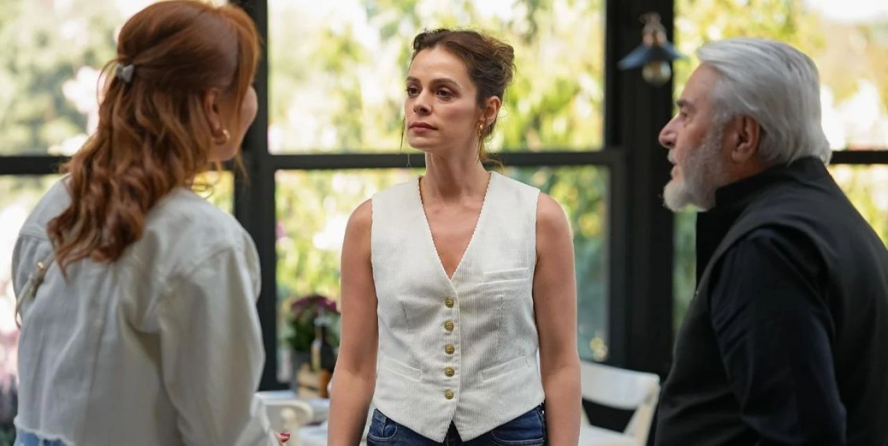 Sandık Kokusu’nda yer alan Hülya karakterini Feri Baycu Güler oynuyor