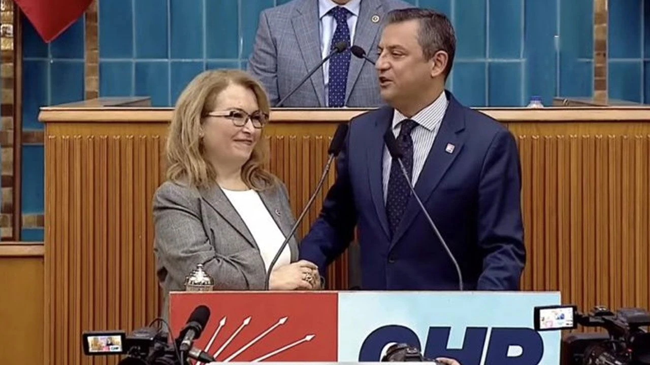 Son dakika... İYİ Partili Milletvekili CHP'ye katıldı! Rozetini Özgür Özel taktı - 1. Resim