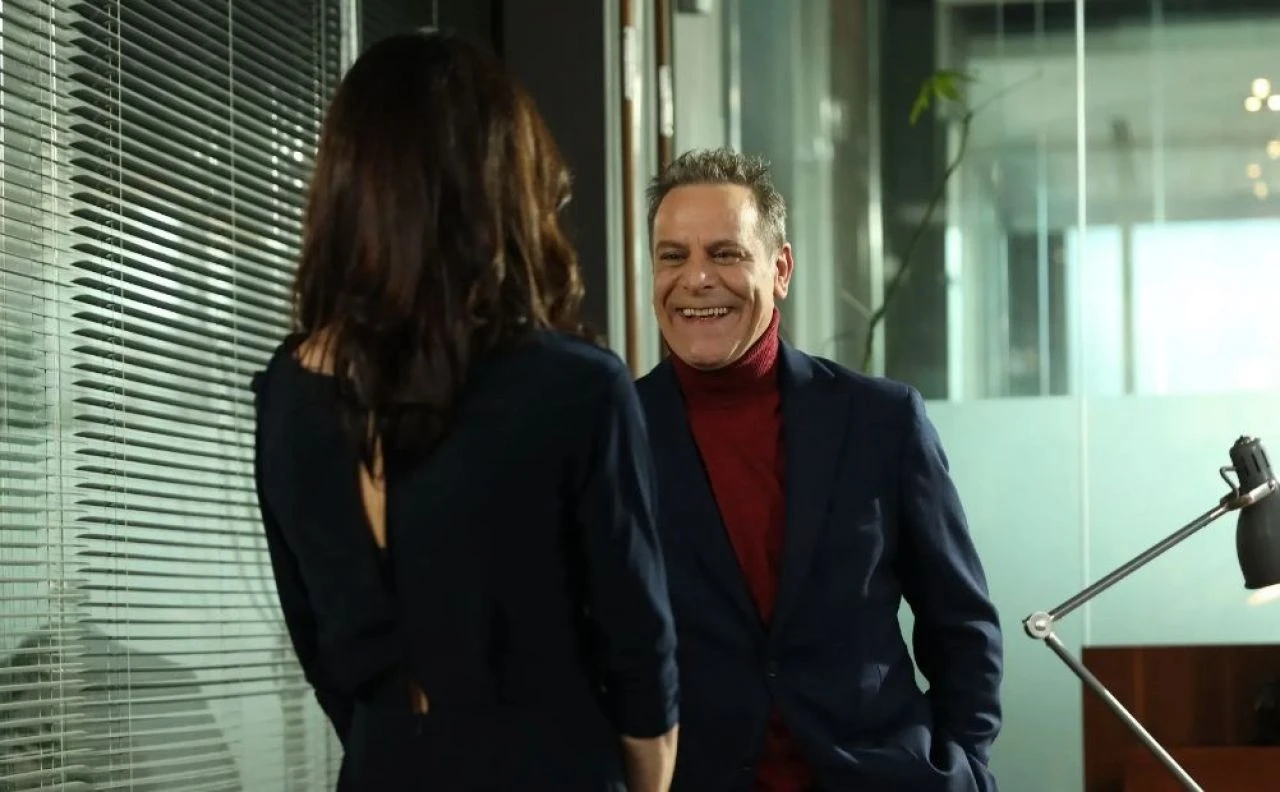 Taş Kağıt Makas dizisinde Süreyya karakterin Hande Ataizi oynuyor - 1. Resim