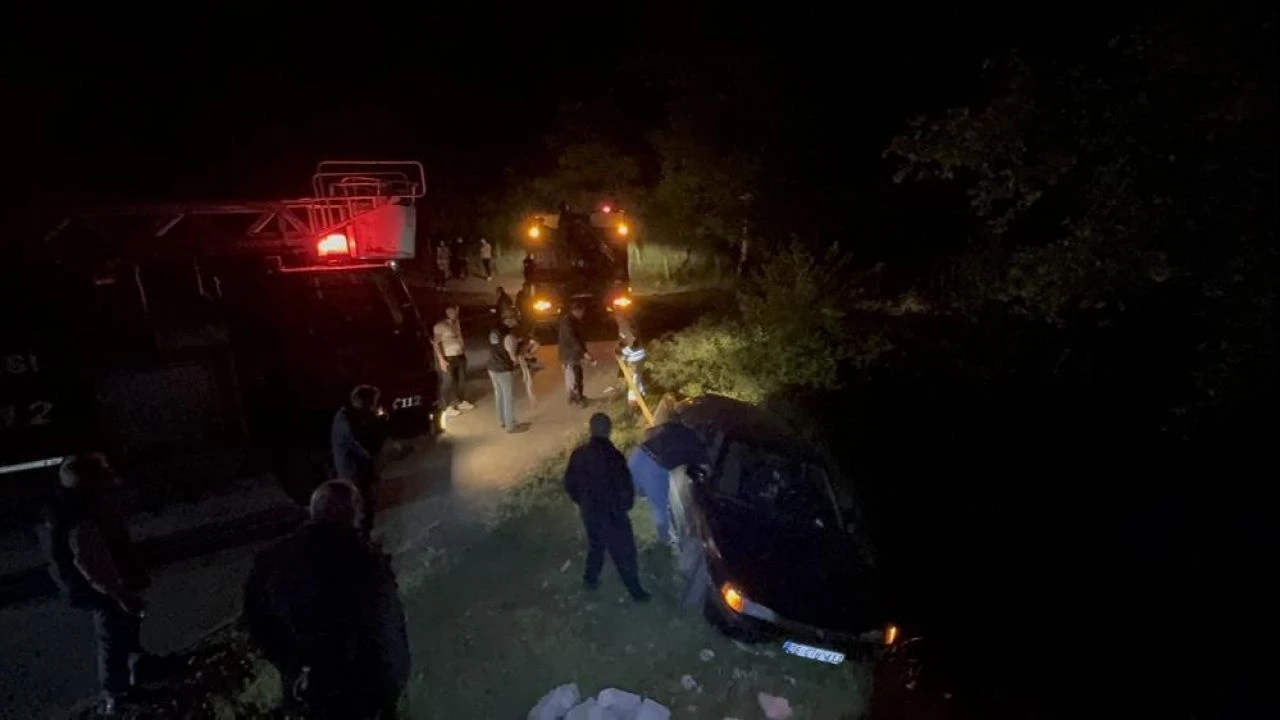 Uçurumdan yuvarlanan otomobili itfaiye son anda kurtardı