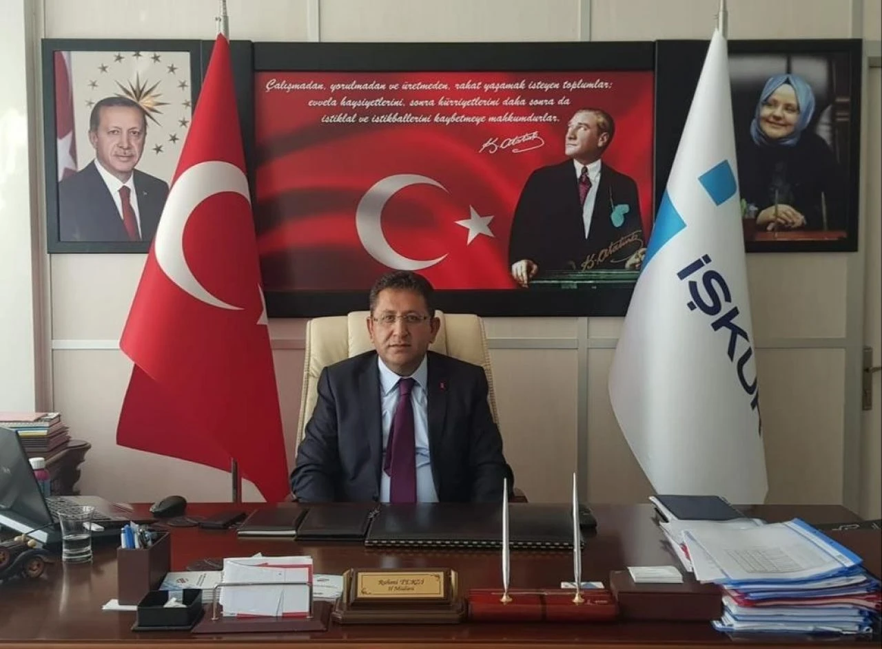 Yıllık izninde kravatı çıkarıp çobanlık yapıyor