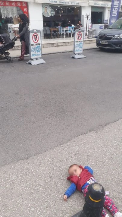 7 aylık bebeğini yolun kenarına çöp gibi bıraktı! Baba şikayetçi oldu