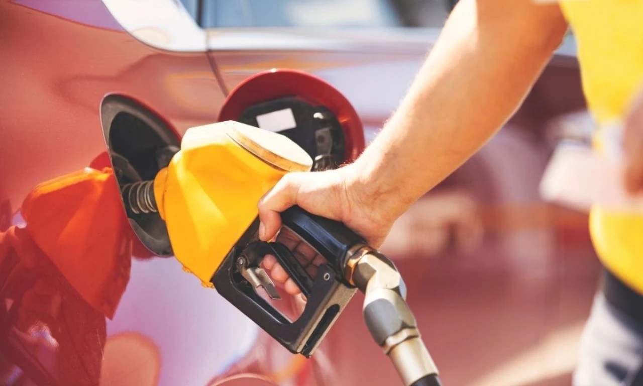 Akaryakıtta beklenen oldu, tabela değişti! Motorine indirim pompaya yansıdı - 1. Resim