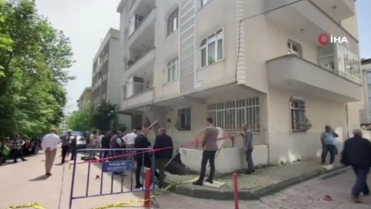 Avcılar'da korku dolu anlar! Bir anda çöktü bina boşaltılıyor - 1. Resim