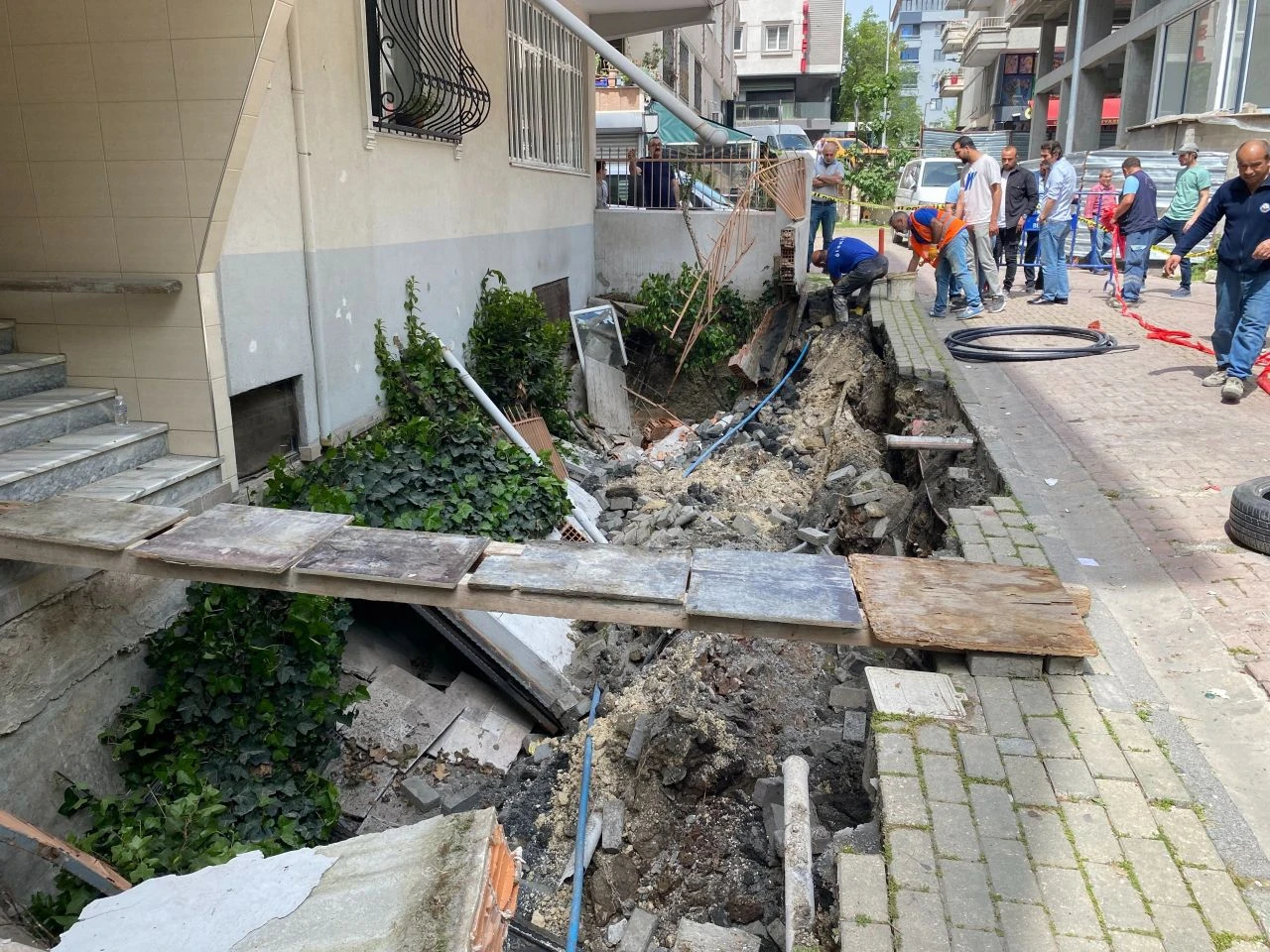 Avcılar'da korku dolu anlar! Bir anda çöktü bina boşaltılıyor - 1. Resim