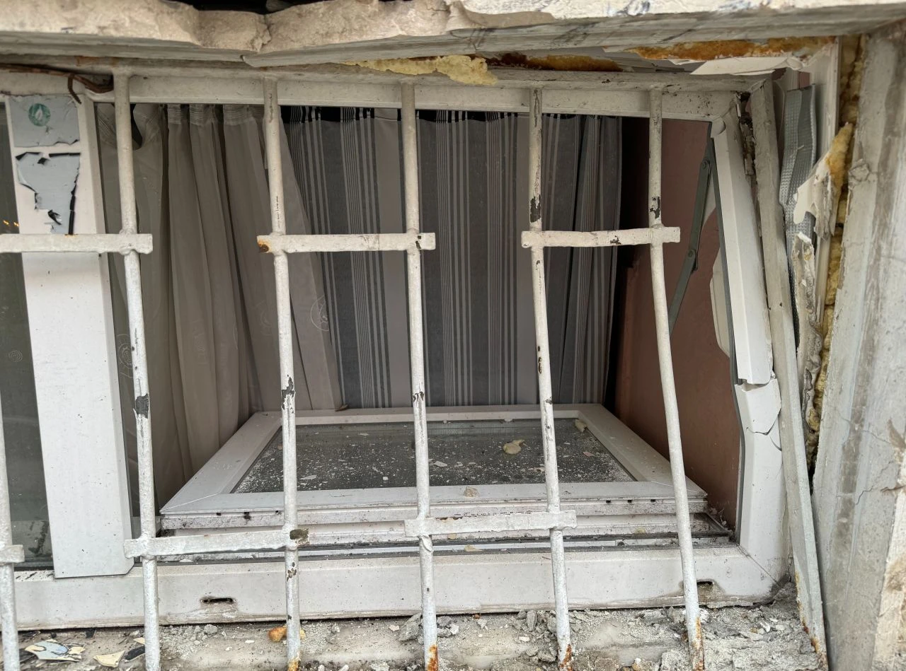 Beşiktaş'ta yine faciadan dönüldü! Aynı eve 3. kez araç daldı